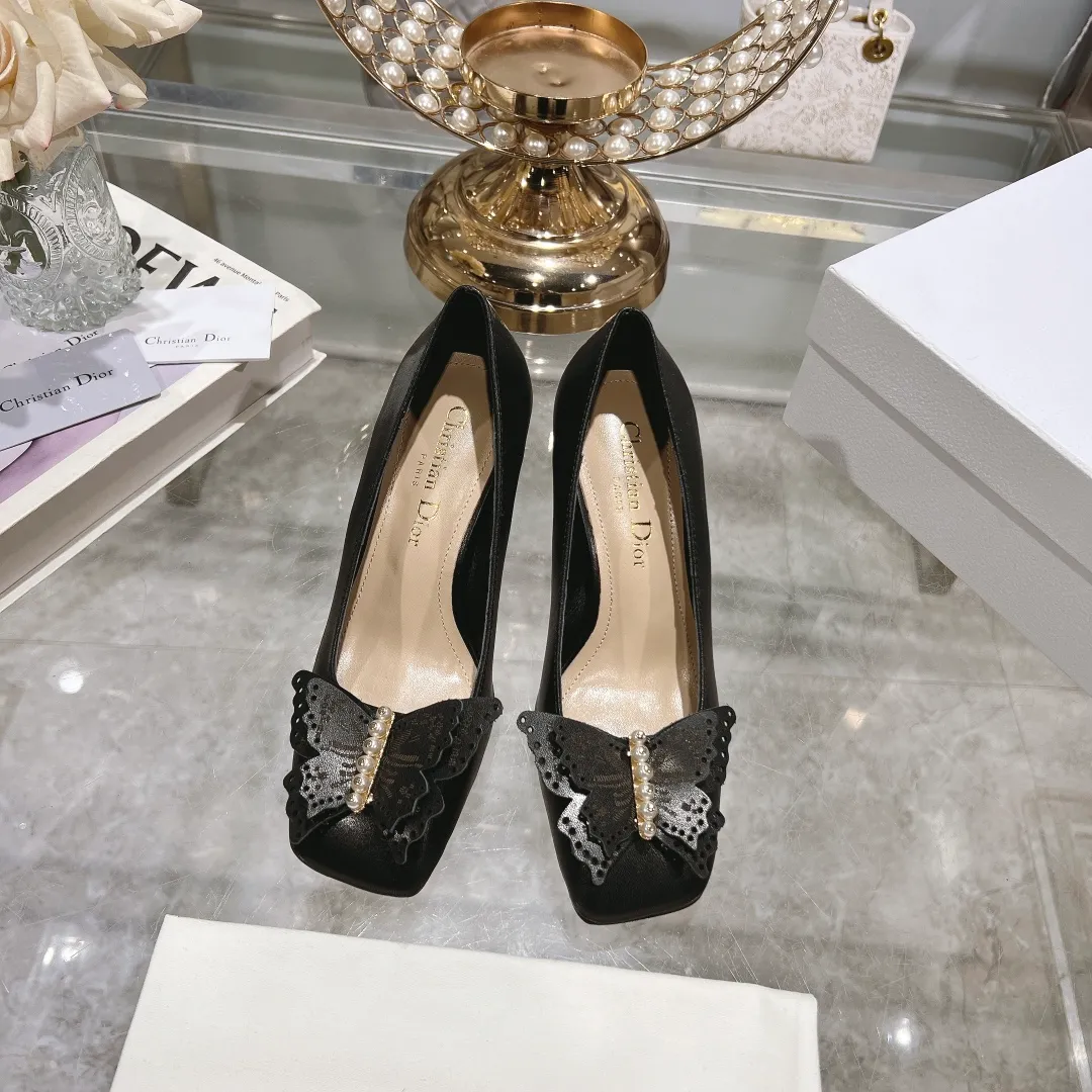 👟👟Ex-factory price 560👟👟 2024 early spring new style ◼️Dior ◼️Dior spring and summer latest fashion show haute couture series sandals Bow Mary Jane ——— Ldylle retro Roman style doll women's sandals CD pearl five metal buckle bow low-heeled women's single shoes Original development top high-end version Material: imported cow patent leather upper + water-dyed sheepskin lining + original molded pearl buckle + Italian genuine leather outsole Size: 34-40 (34.40. Customization is non-refundable and non-exchangeable) Heel height: 4.5cm 8.5cm